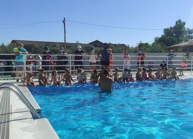 Participantes en uno de los cursos de natación /JSP