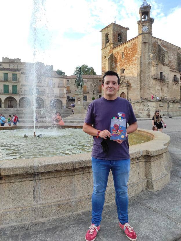 José Manuel Pancorbo, con su libro, en la plaza Mayor. /HOY