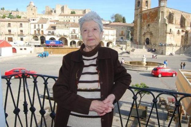María Teresa Pérez-Zubizarreta, en el balcón de su hogar, en la plaza Mayor 