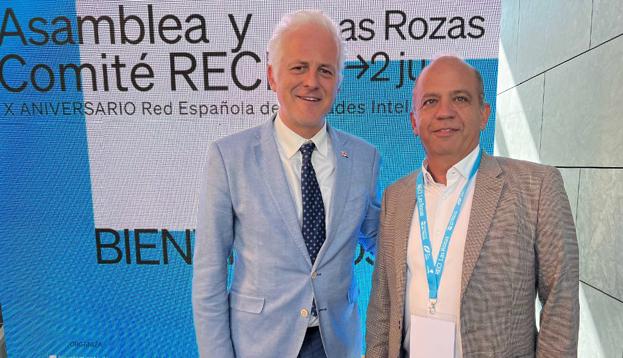 El diputado Santos Jorna (dcha), con el presidente de la red y alcalde de Logroño, Pablo Hermoso de Mendoza. /DIP. CC