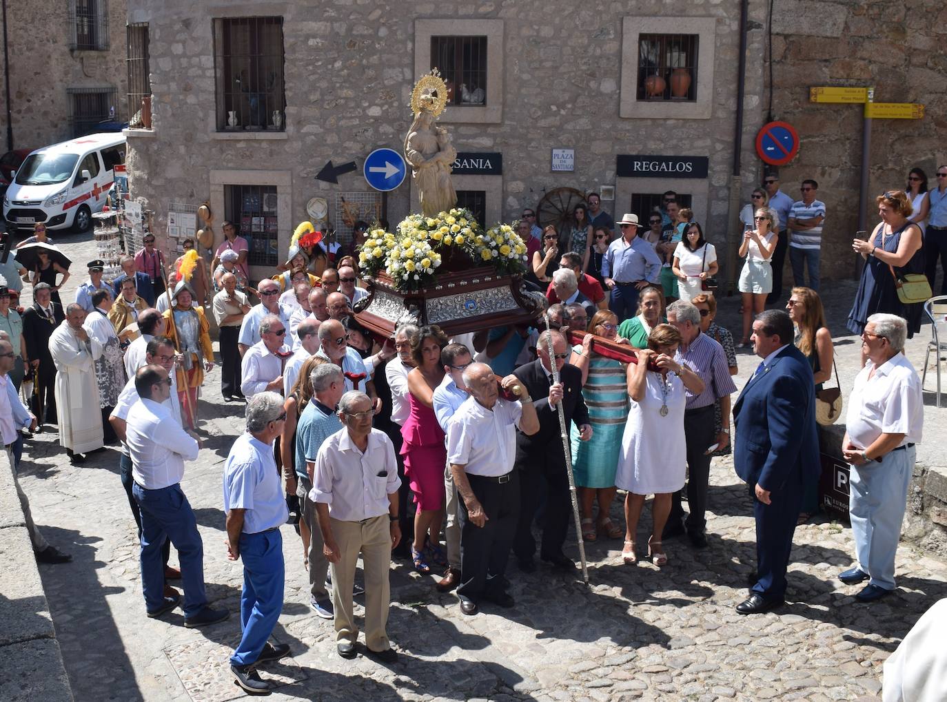 Traslado procesional en la subida a la Patrona, en una edición anterior 