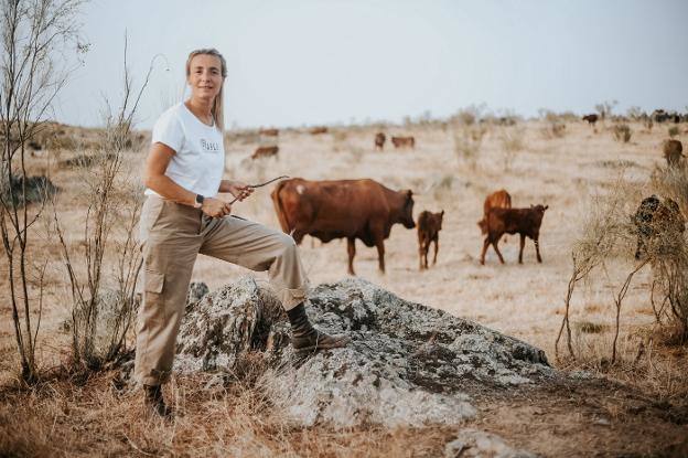 Beatriz Pablos, en el campo con sus vacas. 