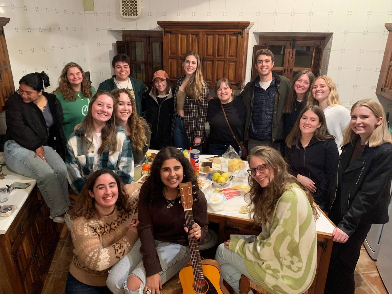 Grupo de estudiantes estadounidenses participando en la estancia en Trujillo. /HOY