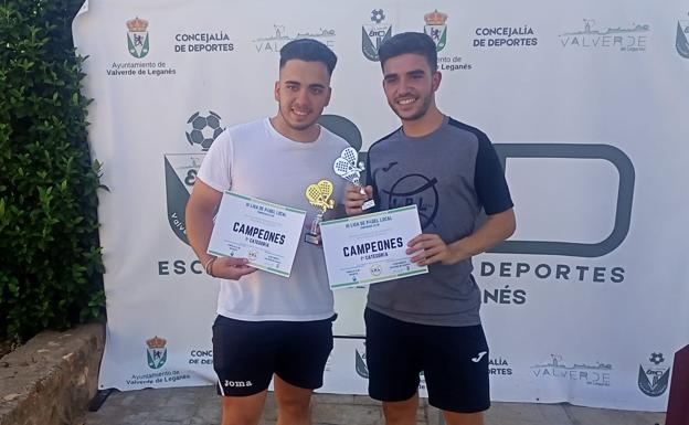 David y Pablo, campeones de la liga de pádel de Valverde de Leganés/J.C.