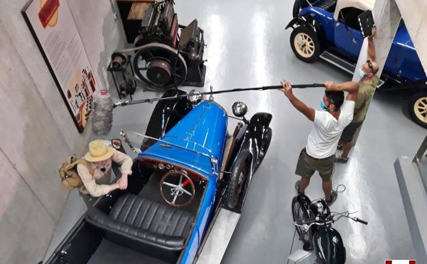 En un momento durante el rodaje en el museo de vehículos clásicos de Villafranca /MUVI