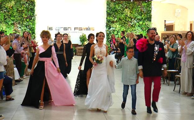 Juan Vera a la derecha junto a sus modelos de la colección 'Sol y luna', entre ellos el traje más esperado del desfile, el vestido de novia. 