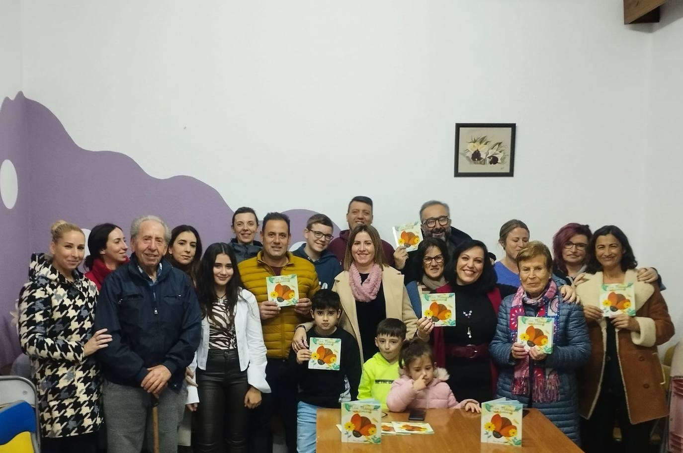 Pilar Parra rodeada de familiares y amigos en la presentación de 'Mari mariquita no tiene lunares' /CEDIDA