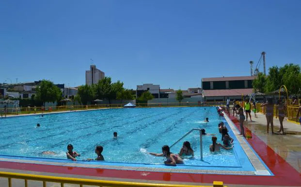 Imagen de archivo de bañistas en la piscina municipal./A.P