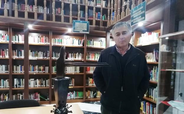 Antonio Viera junto a su escultura 'Evidencia' en la Biblioteca Municipal.