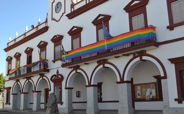 Las banderas arco iris ondean en los balcones del Ayuntamiento en apoyo a este Día. ./A.P