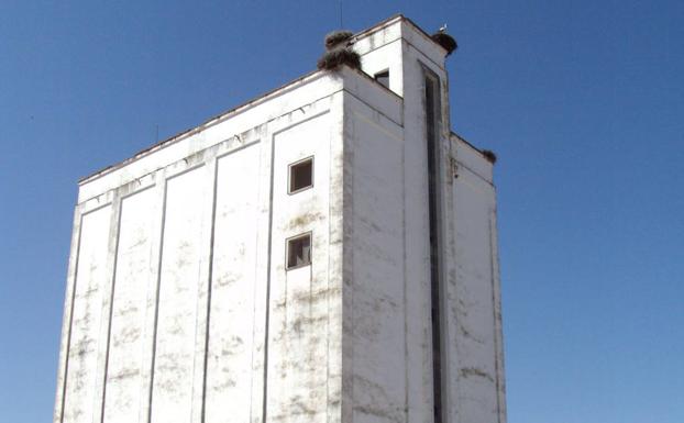 Edificio del silo de la localidad.l