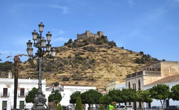 Plaza de Burguilloa del Cerro, con el castillo al fondo y en lo alto. :: Esperanza Rubio/