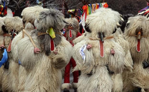 Algunos de los monstruos búlgaros que desfilaron el año pasado.