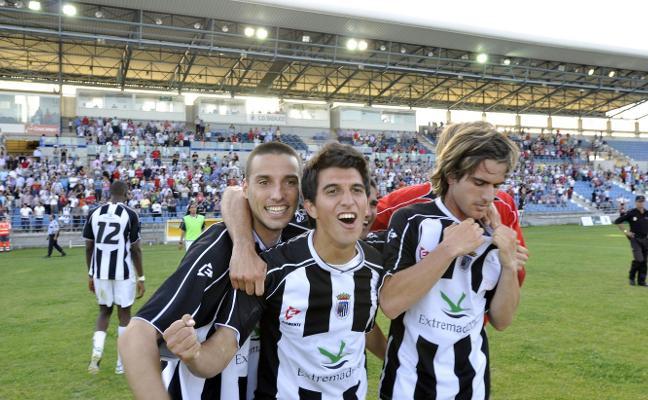 Álex Herrera celebra la permanencia ante el Universidad Las Palmas en 2011 con el héroe Ortiz y Gabri Grille. :: J. V. ARNELAS/