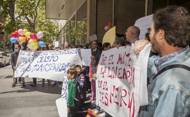 Protesta de los padres ante la delegación de Educación. :: jorge rey/