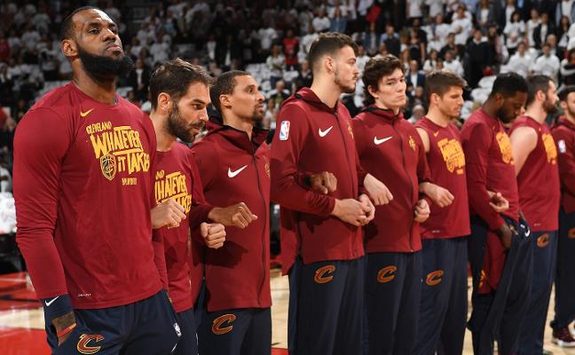 Calderón, junto a Lebron James en el momento de los himnos. :: cavs.com/