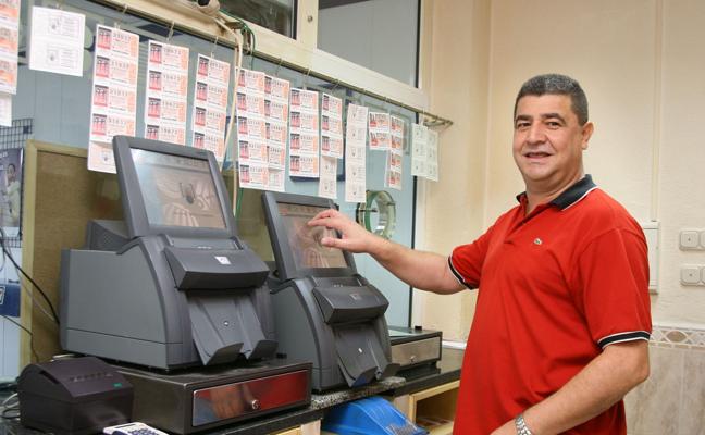 Javier Pulido, propietario de la admistración de lotería número 3 de Coria, donde se ha vendido un premio de 568.000 euros en la Bonoloto/HOY