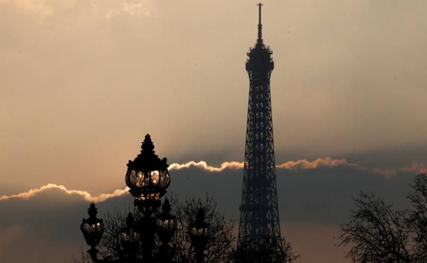 Cierra La Torre Eiffel Por Un Conflicto Laboral A Raiz De Las Largas Colas De Espera Hoy