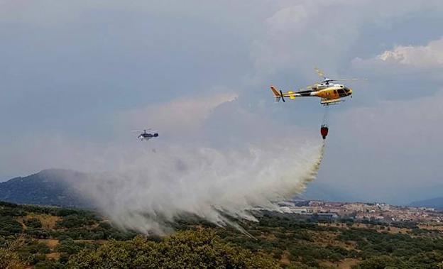Medios aÃ©reos actuando en el incendio declarado este jueves cerca de Plasencia:: JuntaEx/