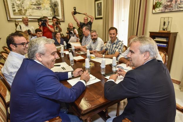 Fragoso y Nuno Mocinhas, en la reunión de ayer. :: josé vicente arnelas/