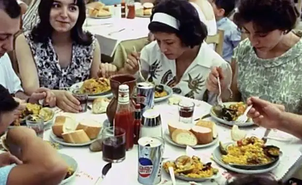 Clientes comiendo paella en la marisquería española de la Feria Mundial 1964./ARCHIVO: NODO