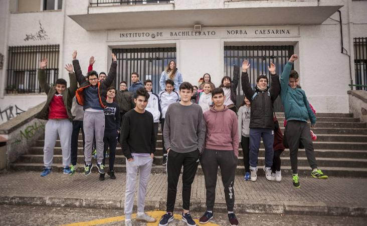  11 de enero. «Solo pensamos en ayudar a Luis, luego nos pusimos a temblar». Aitor y Sergio salvaron la vida de su compañero en el IES Norba Caesarina de la capital cacereña al practicarle los primeros auxilios. :: 
