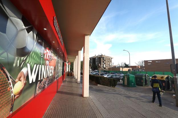 Salón de apuestas deportivas en Mérida; a la derecha, colegio Cervantes. :: /BRÍGIDO