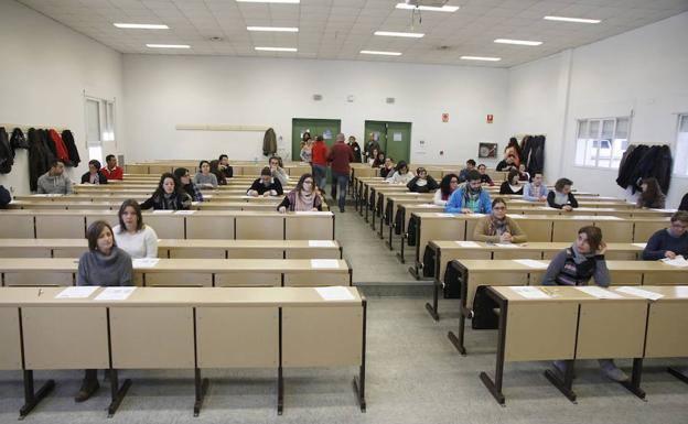 Opositores durante unas pruebas del SES./HOY