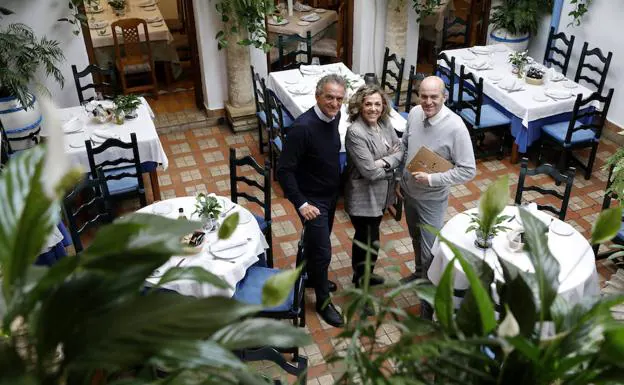 Alberto, Isabel y Paco Rosales posan en el patio del restaurante Puerta Sevilla/VALERIO MERINO