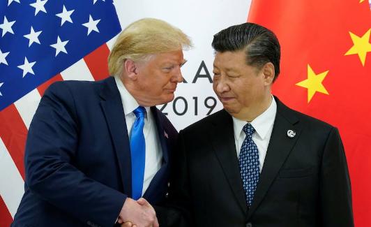 El presidente de EE UU, Donald Trump, estrecha la mano de su homólogo chino, Xi Jinping. /REUTERS