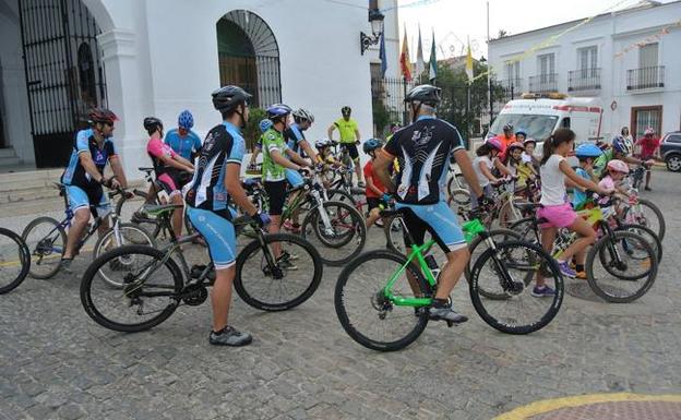 Jóvenes participan en una ruta ciclista. /HOY