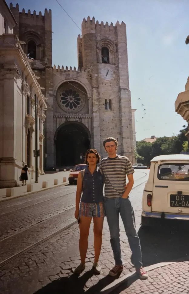 Lisboa. Solís y su mujer Marisa junto a la catedral de Lisboa./