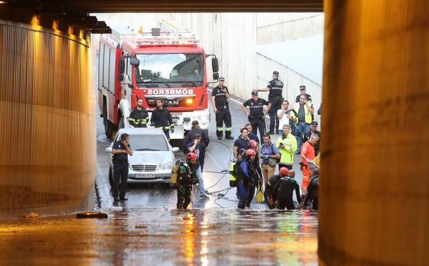 Bomberos rescatan el cadaver del un hombre atrapado en un túnel anegado por una importante tromba de agua en Almería.