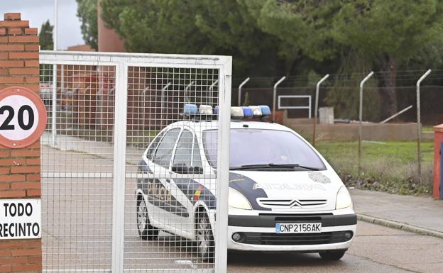 Acceso a la cárcel de Badajoz:: J.V. ARNELAS /