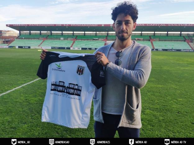 Paco Candela, fichaje del Mérida, posa ayer en el Romano. / @ADMERIDA