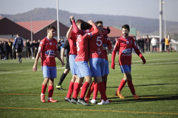 Los futbolistas del Diocesano celebran uno de los cinco goles anotados al Villanovense. :: armando méndez/