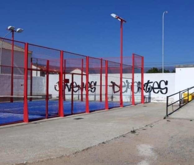Adjudican las obras para cubrir la pista de pádel del polideportivo