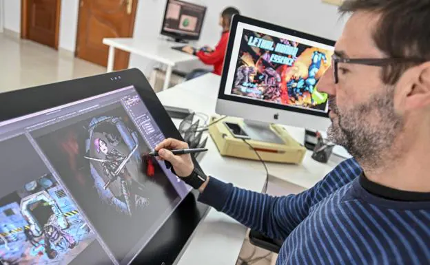 Nuno Díaz dibuja una de las escenas en una pantalla digital.