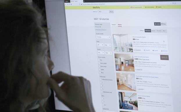 Una usuaria bucea en la oferta inmobiliaria de idealista./Óscar Chamorro