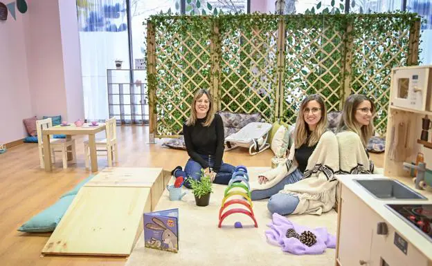 Leticia Garlitos y Sandra González en una de las estancias del centro que conducen, abierto durante todos los meses del año./J. V. ARNELAS