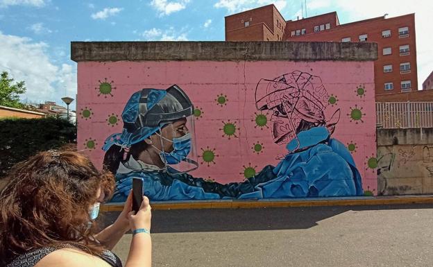 Un Mural En Badajoz Homenajea A Los Heroes Del Coronavirus Hoy