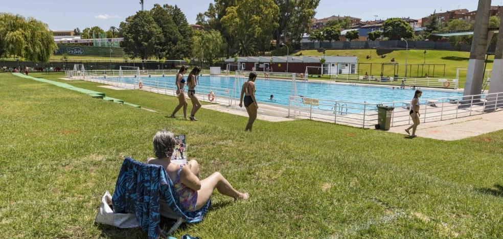 El primer baño en la piscina municipal | Hoy