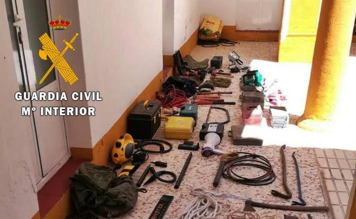 Arrestados dos vecinos de Santa Marta de los Barros por robar en siete  explotaciones agrícolas | Hoy
