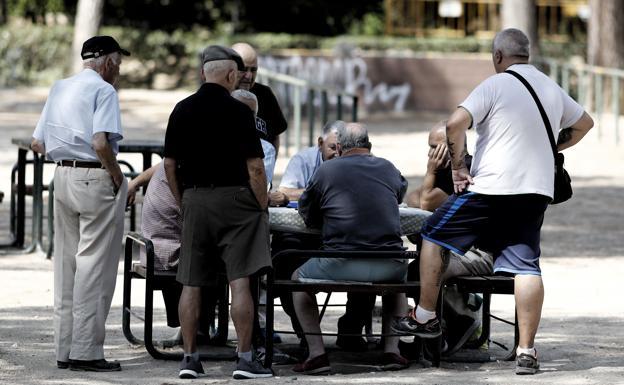 Un grupo de pensionistas. /Efe