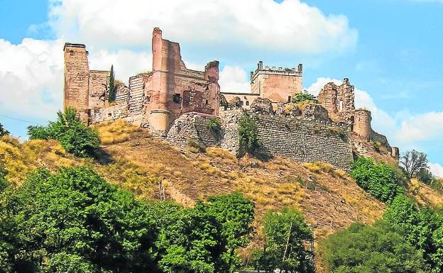 Álvaro de Luna, valido del rey Juan II, convirtió la fortaleza en su residencia y celebró entre sus murallas grandes bacanales. Perdió la cabeza, literalmente, a manos de la Inquisición. /