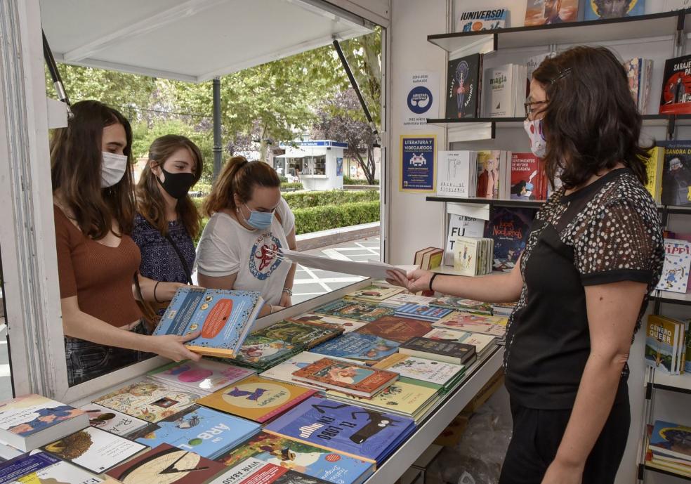 Tres chicas ayer comprandoun libro en una de las casetasde la Feria. / CASIMIRO MORENO