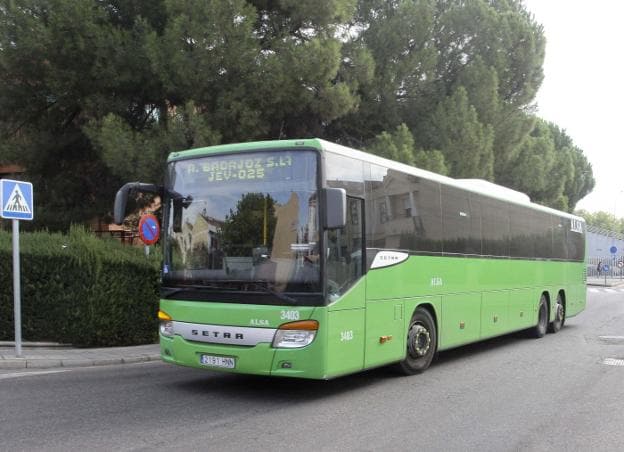Autobús de una línea autonómica accede a la estación de Mérida. / J. M. ROMERO