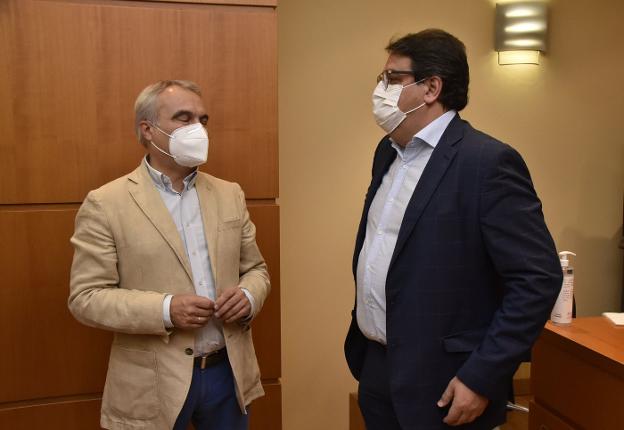 Junta y Ayuntamiento escenificaron su unidad en la lucha contra el virus con la comparecencia ayer de José María Vergeles y Francisco Fragoso. / C. M.