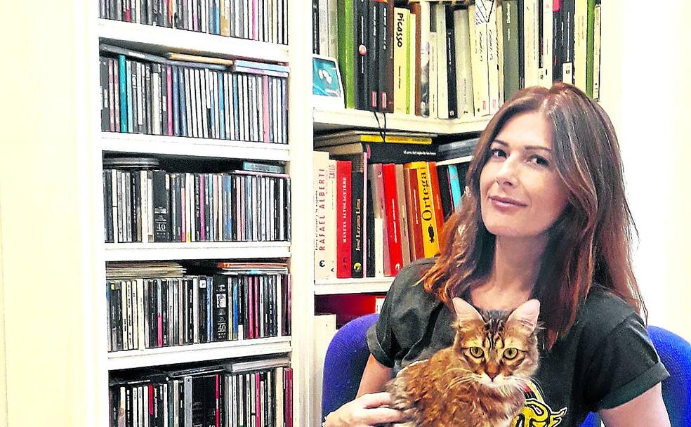 La periodista valenciana, en su casa de Madrid con su gata Greta. /R.C