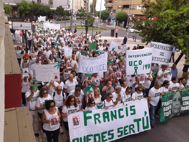 Concentración en Badajoz en julio de 2017 para pedir más medios en la búsqueda de desaparecidos. / HOY